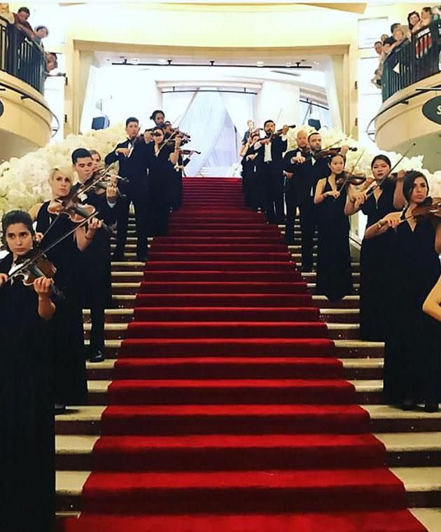 Violinists greeted the guests. Photo: CEN/vitaminaevents