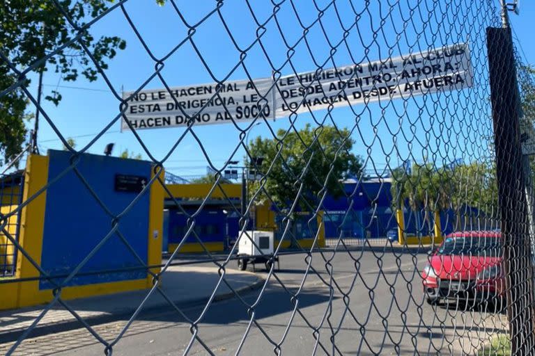 Dos de los pasacalles que aparecieron en las inmediaciones del estadio de Boca.