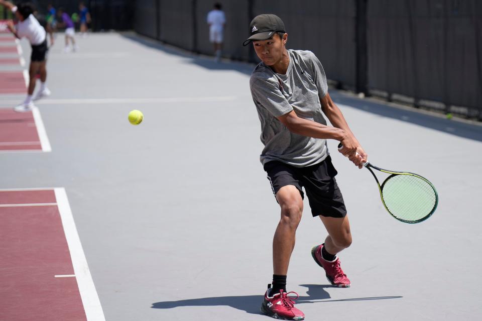 Columbus Academy’s Lucas Xue compite en el torneo estatal individual OHSAA el jueves en Ohio State.