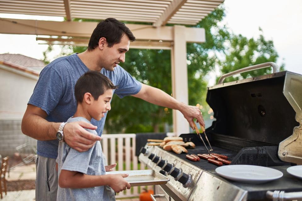 Bei einem Gasgrill ist es besonders einfach, den Rost wieder sauber zu bekommen. Schließen Sie nach dem Grillen den Deckel und drehen Sie den Gasgrill auf die höchste Stufe. Schalten Sie das Gerät nach wenigen Minuten wieder aus und schon werden Sie staunen: Die verklebten Essensreste werden vollständig verbrannt sein und Sie können den Ruß ganz einfach mithilfe einer Grillbürste entfernen. (Bild: iStock / rez-art)