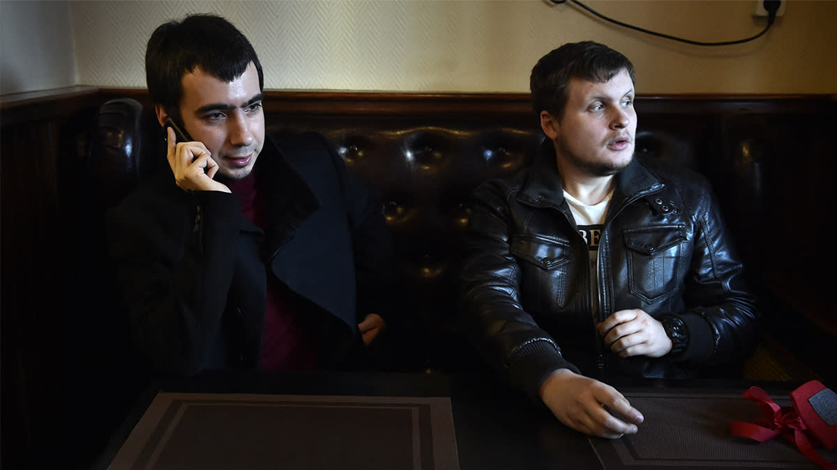 Les farceurs russes Vladimir «Vovan» Kuznetsov, à gauche, et Alexei «Lexus» Stolyarov, à droite, donnent une interview à l'AFP dans un bar de Moscou, le 14 mars 2016. | Yuri Kadobnov / AFP