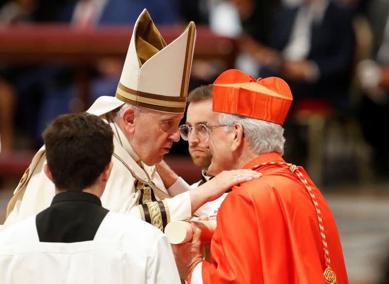 El Papa Francisco saluda a Leonardo Ulrich Steiner durante una ceremonia de consistorio en el Vaticano.