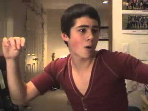 Os pais de Dylan o ajudavam quando, na adolescência, ele começou a fazer vídeos para o YouTube. Foi aí que o rapaz teve o primeiro gostinho da fama.