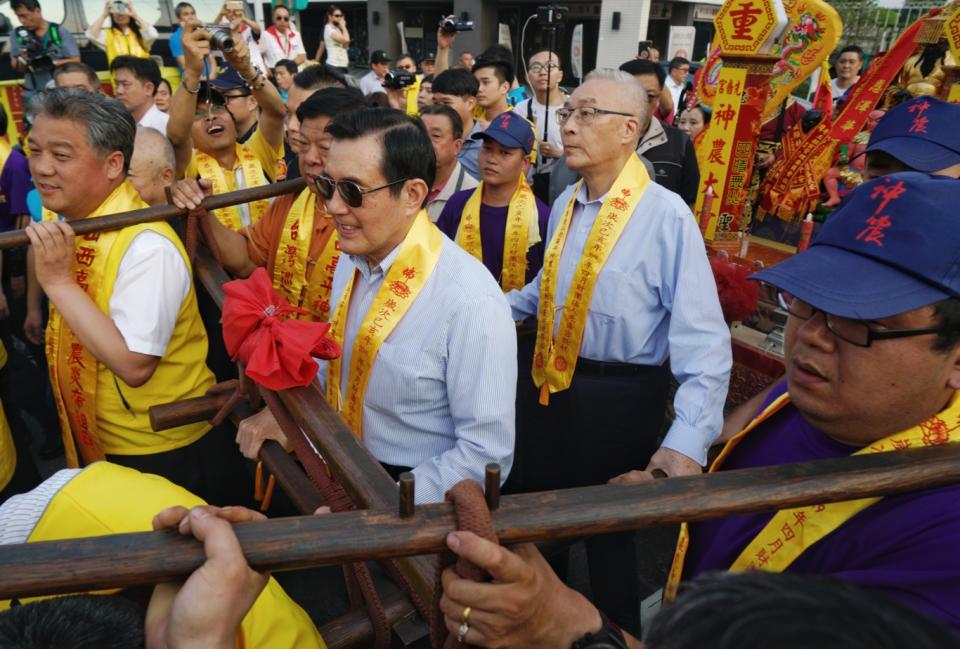 國民黨主席吳敦義、前總統馬英九出席三重先嗇宮「山西高平祖廟神農炎帝蒞台巡境」活動。   圖：張良一/攝