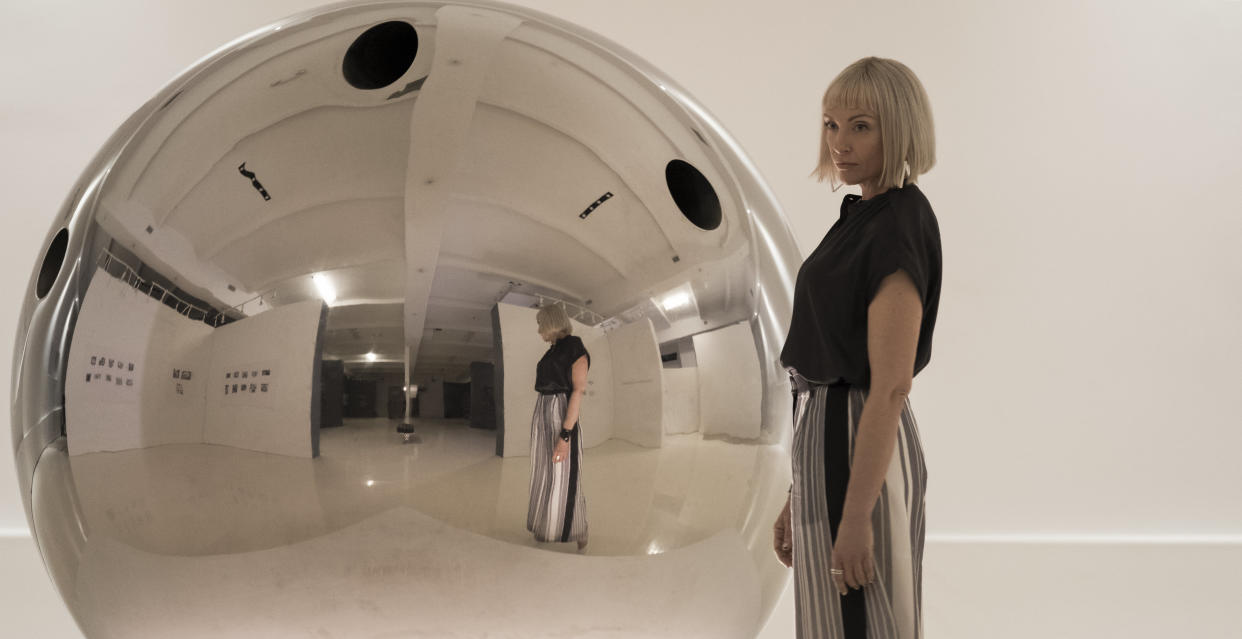 Gretchen (Toni Collette) alongside a hit artwork, "The Sphere," in "Velvet Buzzsaw." (Photo: Netflix )