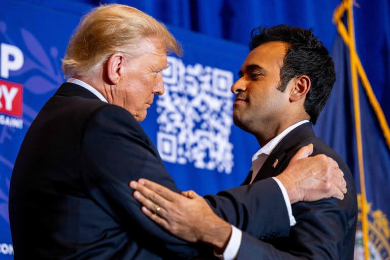 El candidato presidencial republicano, el ex presidente estadounidense Donald Trump, saluda al empresario estadounidense Vivek Ramaswamy mientras habla durante un mitin de campaña en el Atkinson Country Club el 16 de enero de 2024 (Brandon Bell / GETTY IMAGES NORTH AMERICA / Getty Images via AFP)