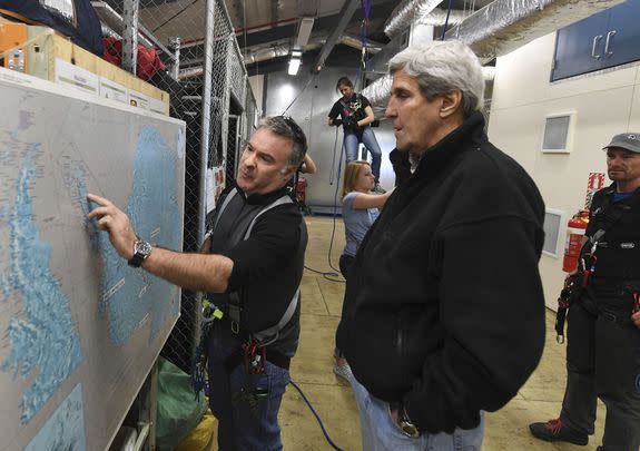 U.S. Secretary of State John Kerry, front right, talks with New Zealand scientist Gavin Dunbar near the Ross Sea in Antarctica, Nov. 12, 2016.