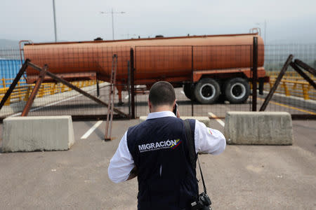 A fuel tank blocks the vehicular passage on Tienditas cross-border bridge between Colombia and Venezuela, in Cucuta, Colombia, February 6, 2019. REUTERS/Luisa Gonzalez