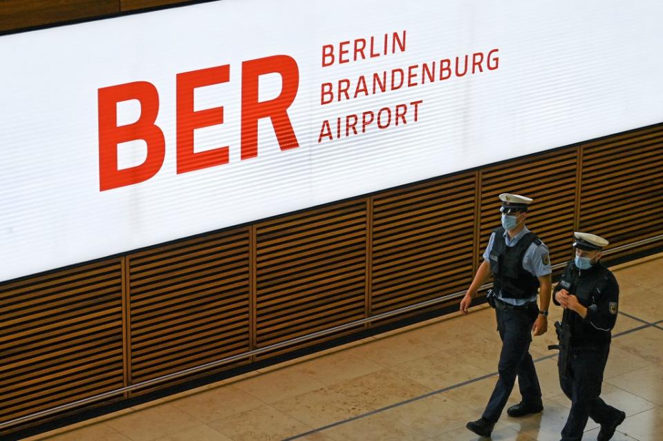 Polizeibeamte gehen durch das Terminal 1 vom Hauptstadtflughafen Berlin Brandenburg "Willy Brandt" (BER).<span class="copyright">Patrick Pleul / dpa</span>