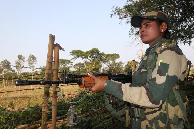 Indian army soldiers wear new combat uniform during a display in New  News Photo - Getty Images