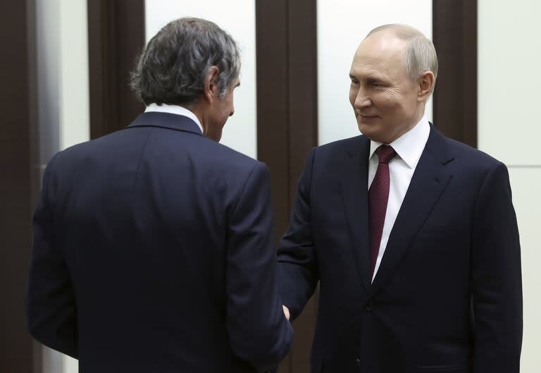 El presidente ruso, Vladimir Putin, a la derecha, y el director general de la Agencia Internacional de Energía Atómica (OIEA), Rafael Grossi, se dan la mano durante su reunión en Sochi, Rusia, el miércoles 6 de marzo de 2024