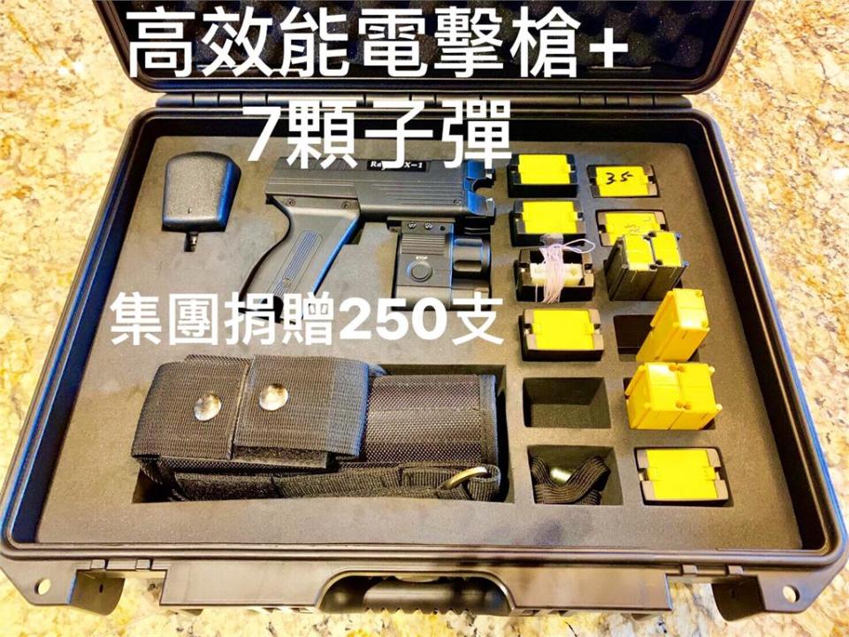 ▲愛爾麗集團總裁常如山捐贈250支高效能電擊槍，預計七月底交付第一線單位使用。（圖／愛爾麗集團提供）<br>