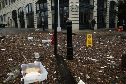 Escombros en una calle de Brooklyn, Nueva York, tras la inundación producida por el paso del huracán Sandy la madrugada de este martes