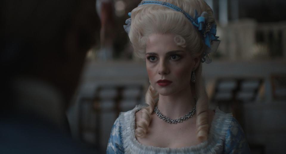 Marie Antoinette (Lucy Boynton) protegiert Joseph Bologne zunächst, lässt ihn dann aber fallen. (Bild: Disney+/©20th Century Studios. All Rights Reserved.)