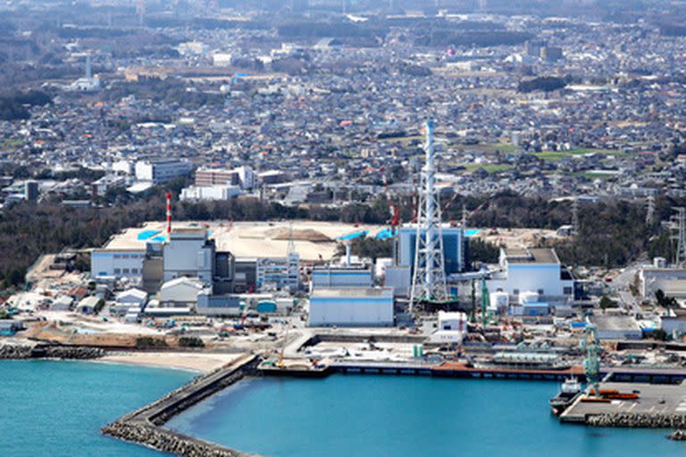 Una imagen reciente de la planta nuclear, con el pueblo de Tokaimura detrás