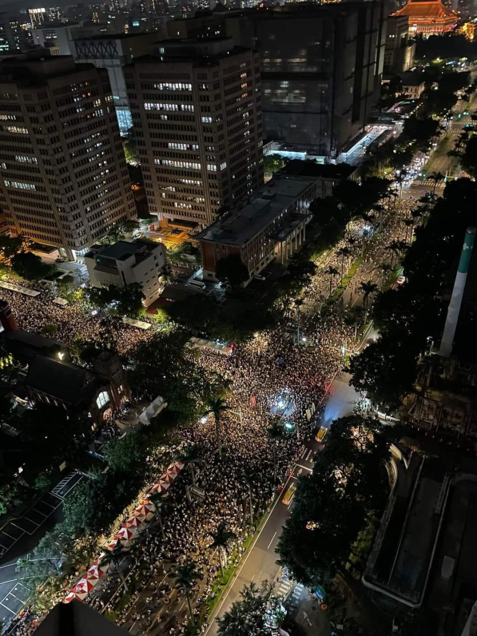 5/24晚間約8時立法院外聚集8萬民眾反國會擴權。取自張益贍臉書