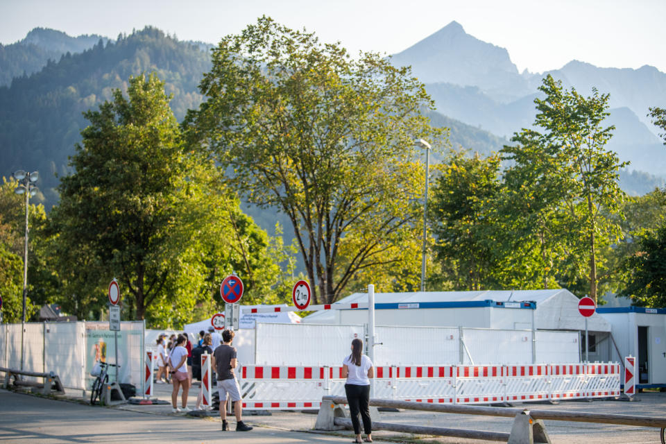 Schlange vor dem Corona Testzentrum von Garmisch-Partenkirchen am Sonntag (Bild: Lino Mirgeler/dpa)