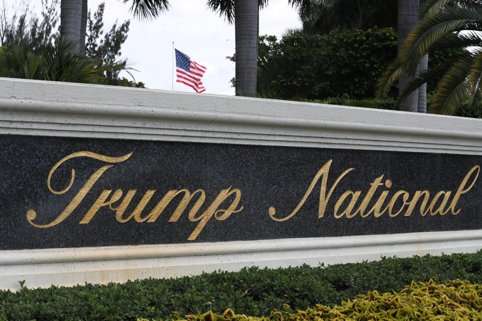 DORAL, FLORIDA - 20 DE ABRIL: Se ve un letrero cerca de la entrada del campo de golf Trump National Doral el 20 de abril de 2020 en Doral, Florida.  Los informes indican que las propiedades de Trump en todo el país han suspendido colectivamente a casi 2,000 empleados, incluso en la casa frente al mar del presidente Donald Trump y Trump National Doral, ya que las empresas de todo el país lidian con la pandemia de coronavirus.  (Foto de Joe Raedle/Getty Images)