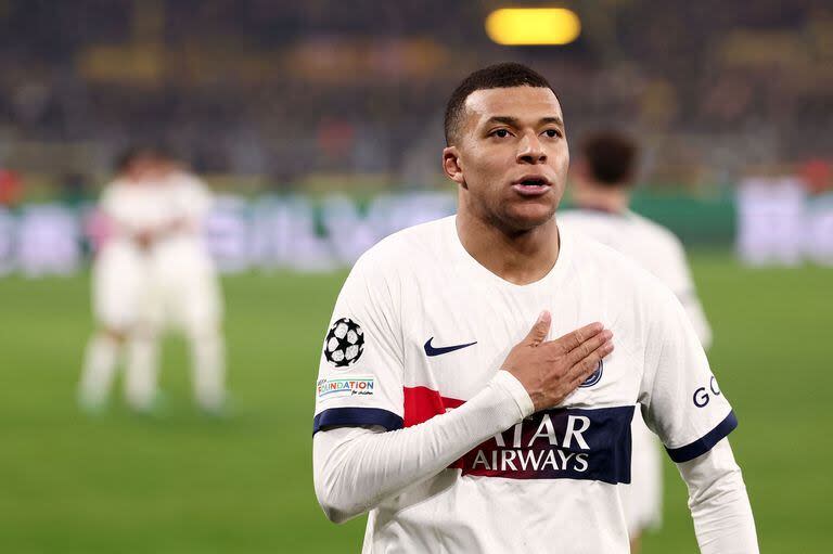 Una imagen que, probablemente, no se repetirá: Kylian Mbappé se lleva su mano derecha al escudo de PSG, club que dejaría al final de la temporada