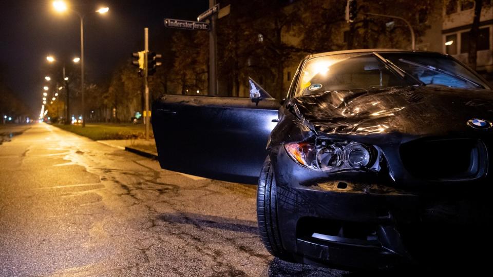 Der beschädigte Unfallwagen in München-Laim.