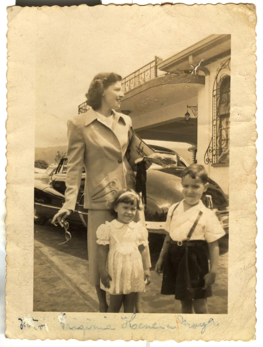Henrietta con sus hijos Muni y Jos&#xe9; Mart&#xed; en 1949.