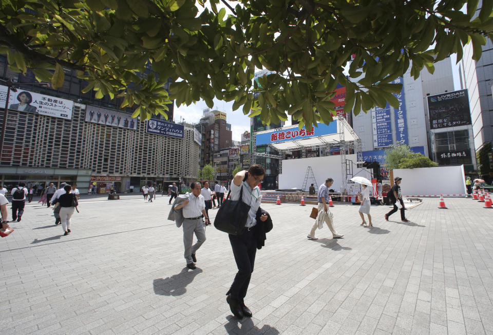 <p>People make their way in the scorching heat at a business district in Tokyo, July 23, 2018. (Photo: Koji Sasahara/AP) </p>