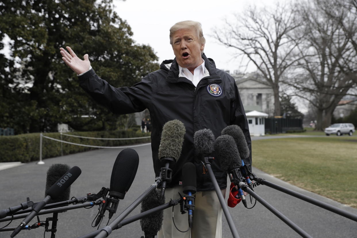 Donald Trump hält an seiner Forderung nach einer Grenzmauer fest (Bild: AP Photo/Evan Vucci)
