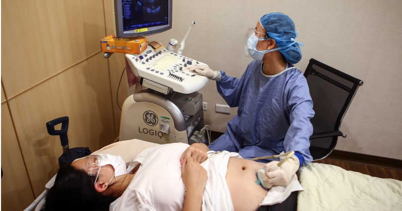 可透過超音波檢查胎兒頸部透明帶和鼻樑骨，或是並抽取孕婦血液進行血清標誌分析，及早篩檢胎兒是否為唐氏症。（示意圖／報系資料庫）