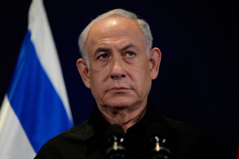 El primer ministro israelí, Benjamin Netanyahu, habla con los medios durante una rueda de prensa conjunta con el canciller alemán, Olaf Scholz, en Tel Aviv