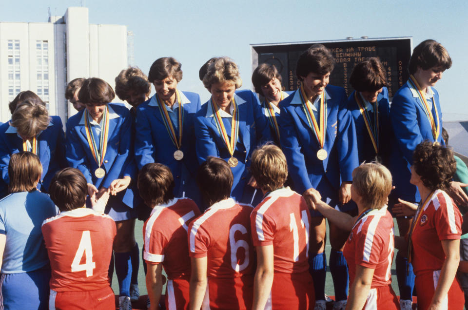 The women's field hockey teams from Zimbabwe and USSR shaking hands