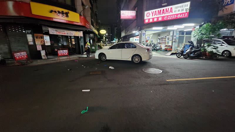 婦人穿越馬路時遭轎車追撞，卡在車底。（圖／翻攝畫面）