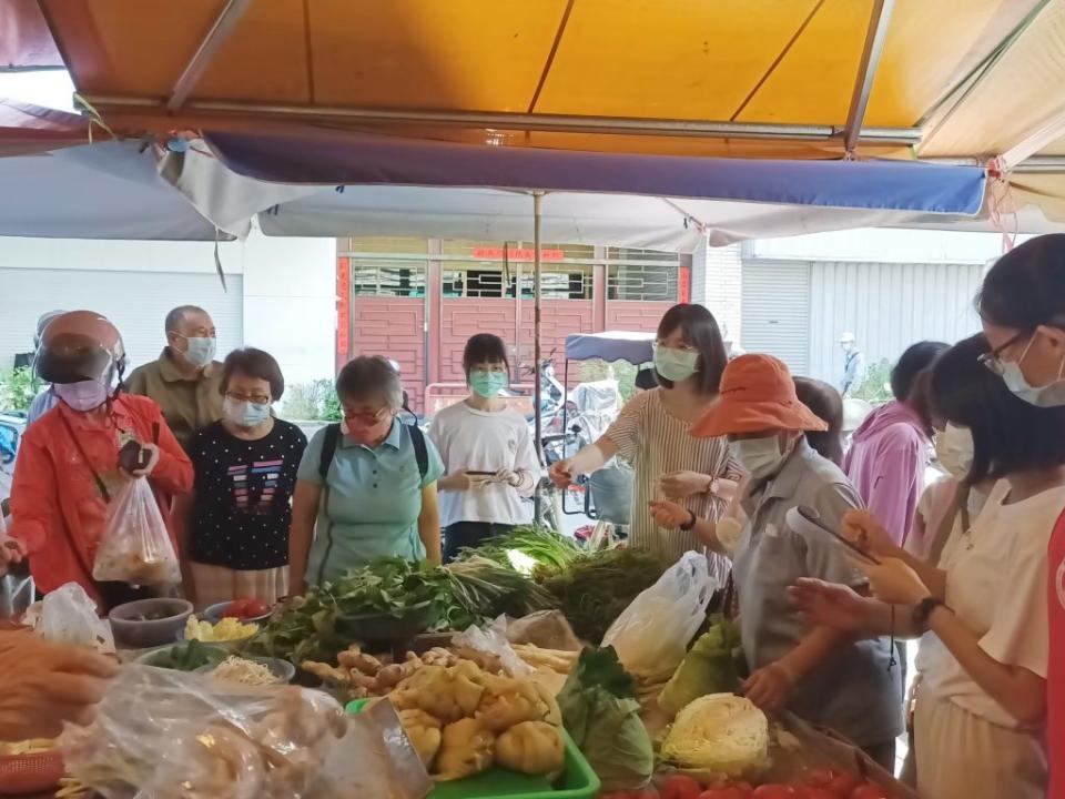 大同醫院開辦一系列預防肌少症的課程，還直接帶長者到市場挑選食材，客製化長輩樂活養肌餐盤。（記者王正平攝）