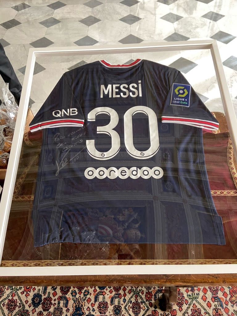 18-10-2021 El primer ministro francés regala al Papa una camiseta del PSG firmada por Messi.  El primer ministro de la República Francesa, Jean Castex, ha regalado al Papa una camiseta del PSG firmada por Leo Messi durante la reunión que ambos han mantenido en el Vaticano.  SOCIEDAD VATICAN MEDIA