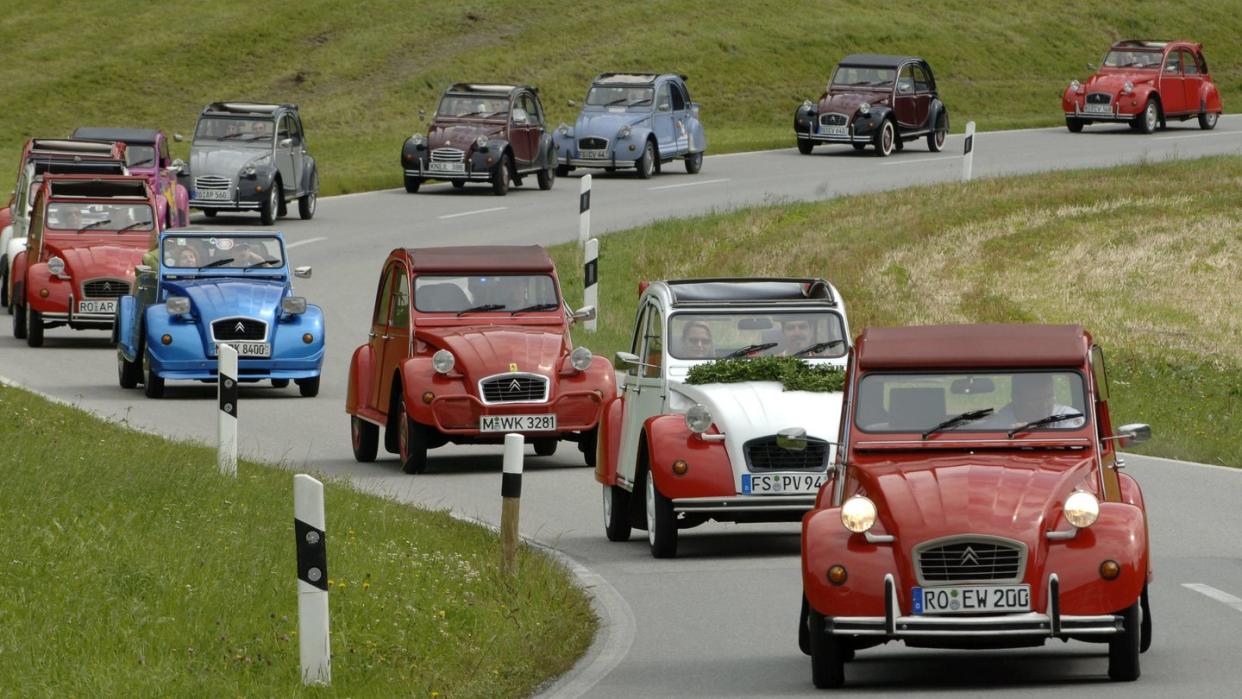 In Deutschland dürften heute noch circa rund 15.000 Citroën 2CV unterwegs sein - die Ente ist immer noch ein erschwinglicher Klassiker. Foto: Peter Kneffel