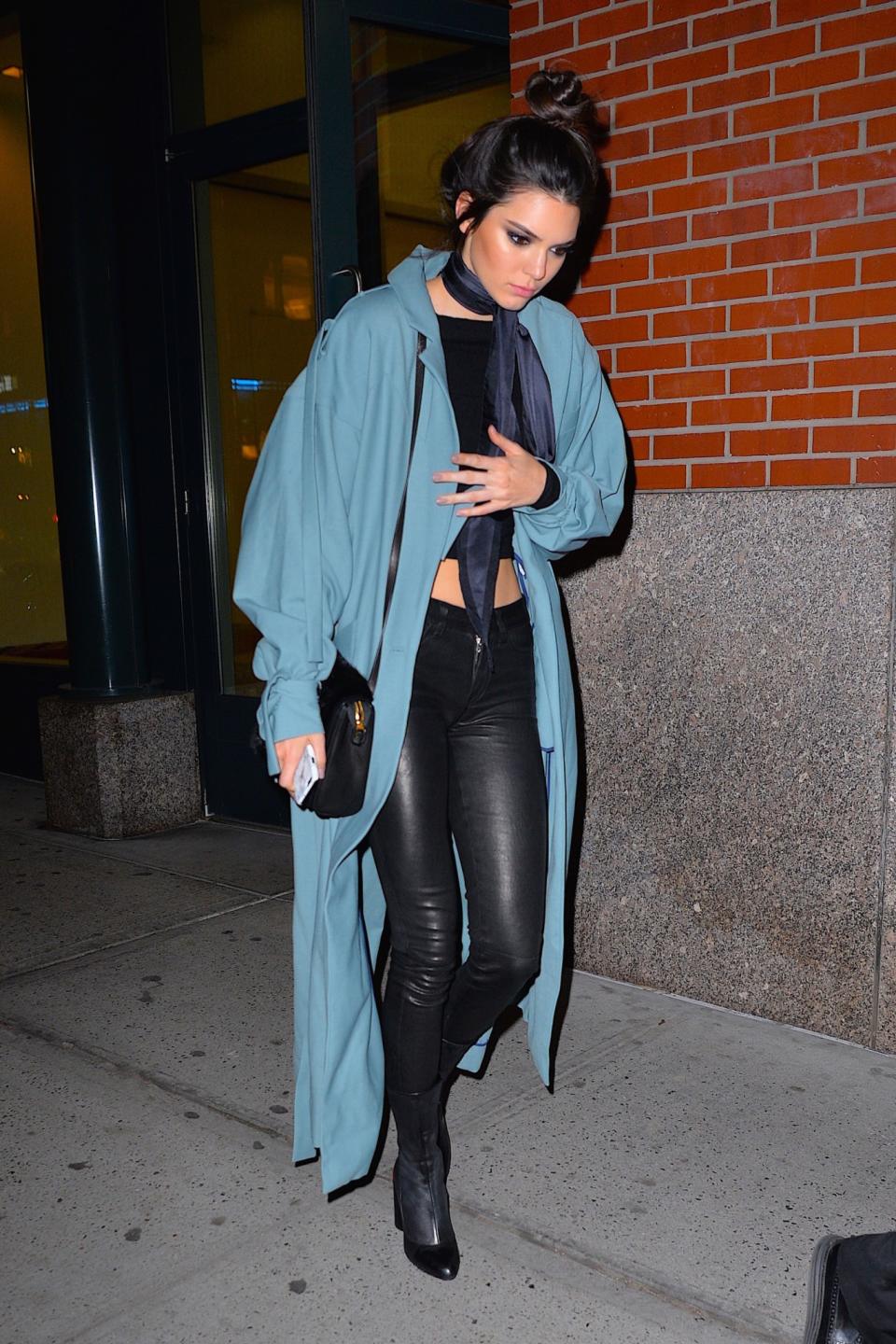 <p>Kendall always knows how to perfectly adding a pop of colour to an all-black outfit. [Photo: Getty] </p>