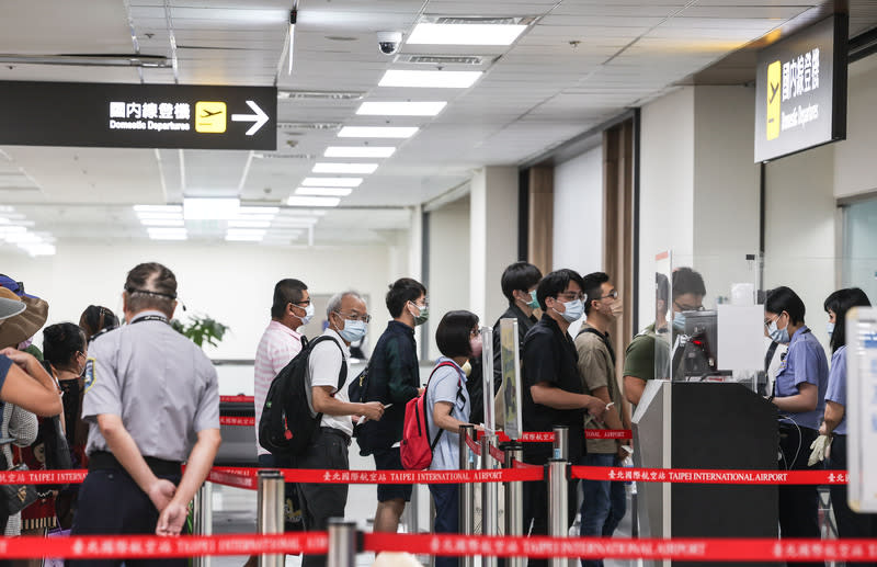 因應航空燃油價格下跌，國內23條航線機票價格將自8月1日起調降。（中央社資料照）