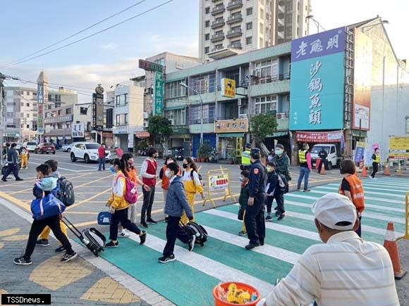 縣警局啟動護童專案，會同學校志工、導護老師，在各重要路口和校門口指揮交通。（記者方一成攝）