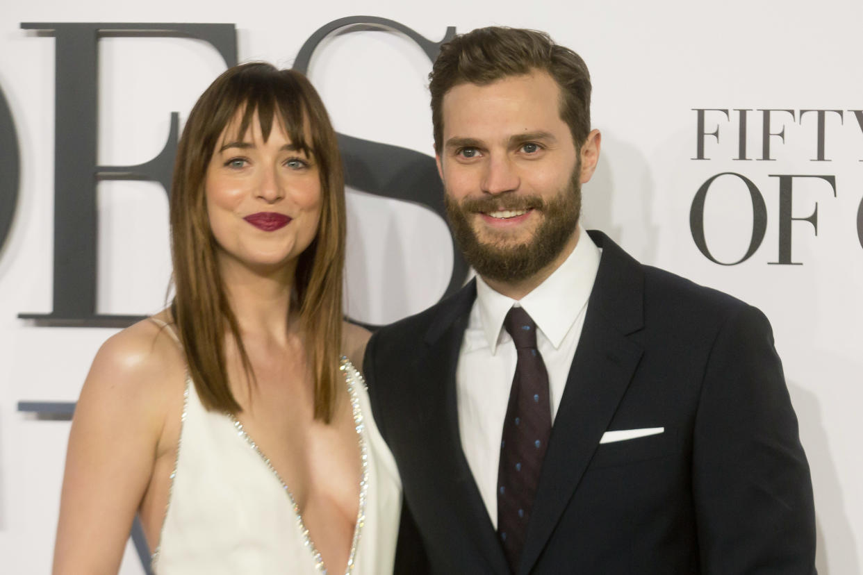 Dakota Johnson y Jamie Dornan durante la promoción de 'Cincuenta sombras de Grey' (Foto: Julian Parker/UK Press via Getty Images)