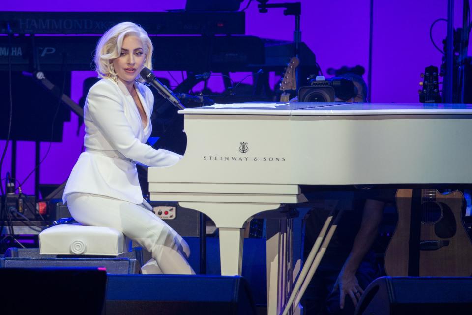 <p>Si elle a dû batailler avant d’enchaîner les succès, Lady Gaga, de son vrai nom Stefani Joanne Angelina Germanotta a développé très tôt son don de musicienne. À quatre ans, la chanteuse née à New York étudie le piano. À treize ans, elle écrit déjà ses premières ballades. </p>