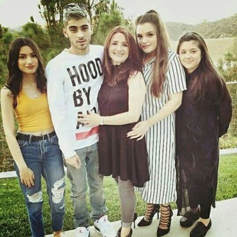 <p>Doniya Malik Instagram</p> Zayn Malik with his mom Trisha Malik and sisters, Doniya, Waliyha and Safaa.