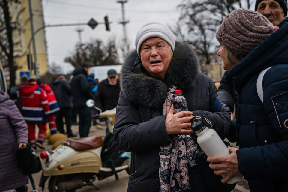 IRPIN, UKRAINE -- MARCH 6, 2022: Local residents arrive evacuation busses after their town was bombarded with Russian artillery fire in Irpin, Ukraine, Sunday, March 6, 2022. (MARCUS YAM / LOS ANGELES TIMES)