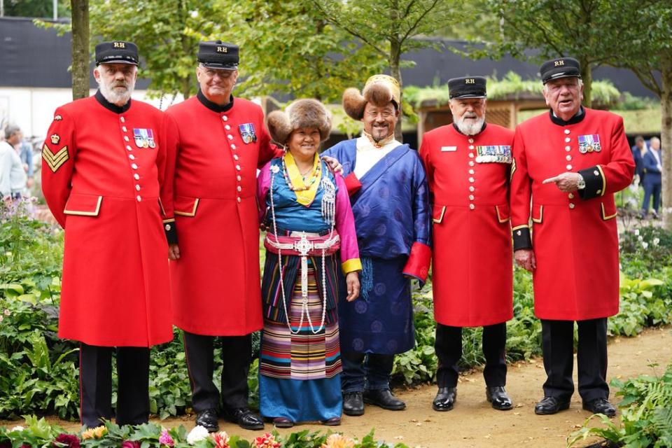 Chelsea Pensioners pose with guests from Tibet wearing traditional costume (Yui Mok/PA) (PA Wire)