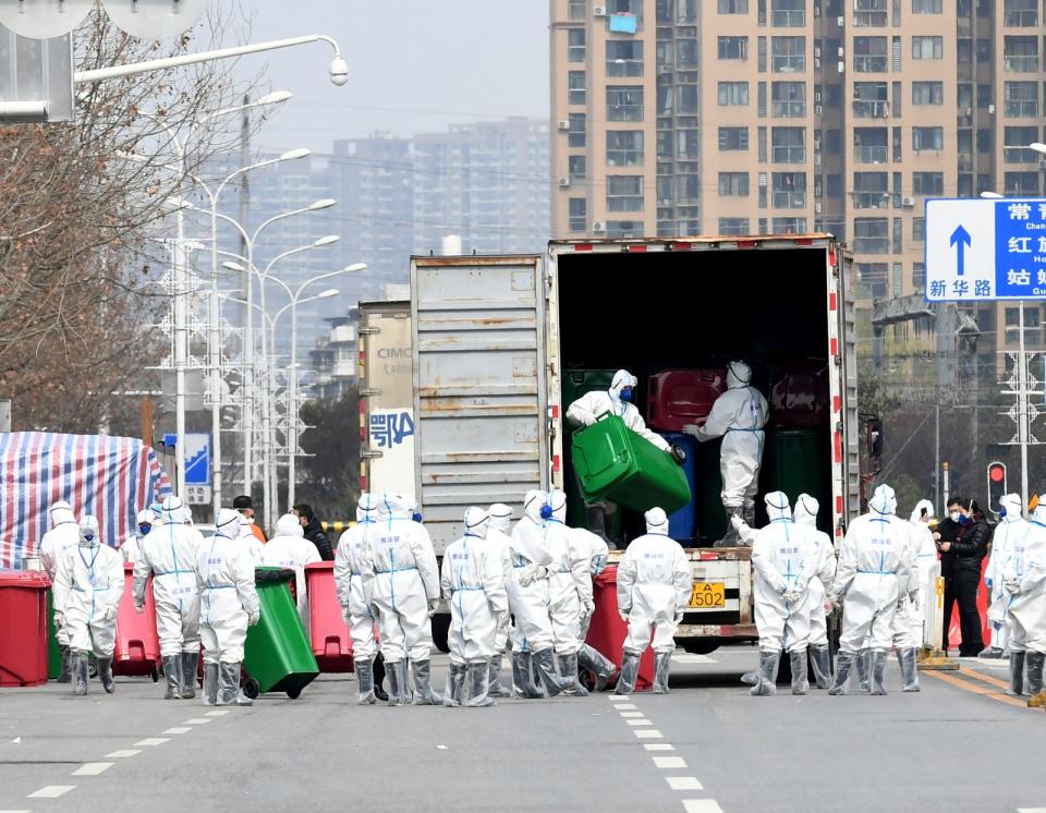 武漢的華南海鮮市場是最早爆發新冠疫情的地點之一，被懷疑可能是Covid-19起源。圖為2020年3月4日，穿防護服的工作人員在該市場進行消毒。路透社