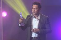 Cesar Montano accepts his Best Supporting Award for "El Presidente"