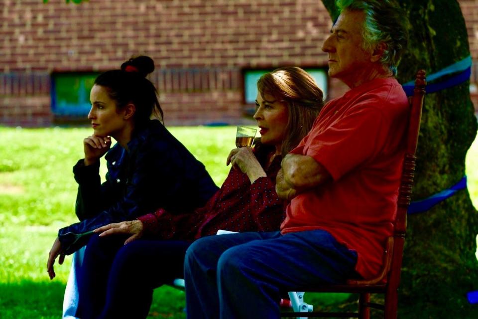Abigail (Dianne Agron, links) kümmert sich aufoperfungsvoll um ihre Eltern (Candice Bergen, Dustin Hoffman). (Bild: EuroVideo Medien GmbH / Jesse Korman)