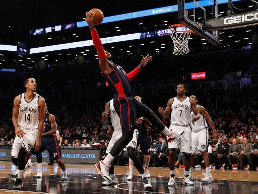 El pívot Andre Drummond #0, de los Detroit Pistons, toma el rebote en partido de la liga NBA ante Brooklyn Nets en el estadio Barclays Center, el 24 de noviembre de 2013, en Brooklyn Nueva York. (GETTY IMAGES NORTH AMERICA/AFP | Bruce Bennett)