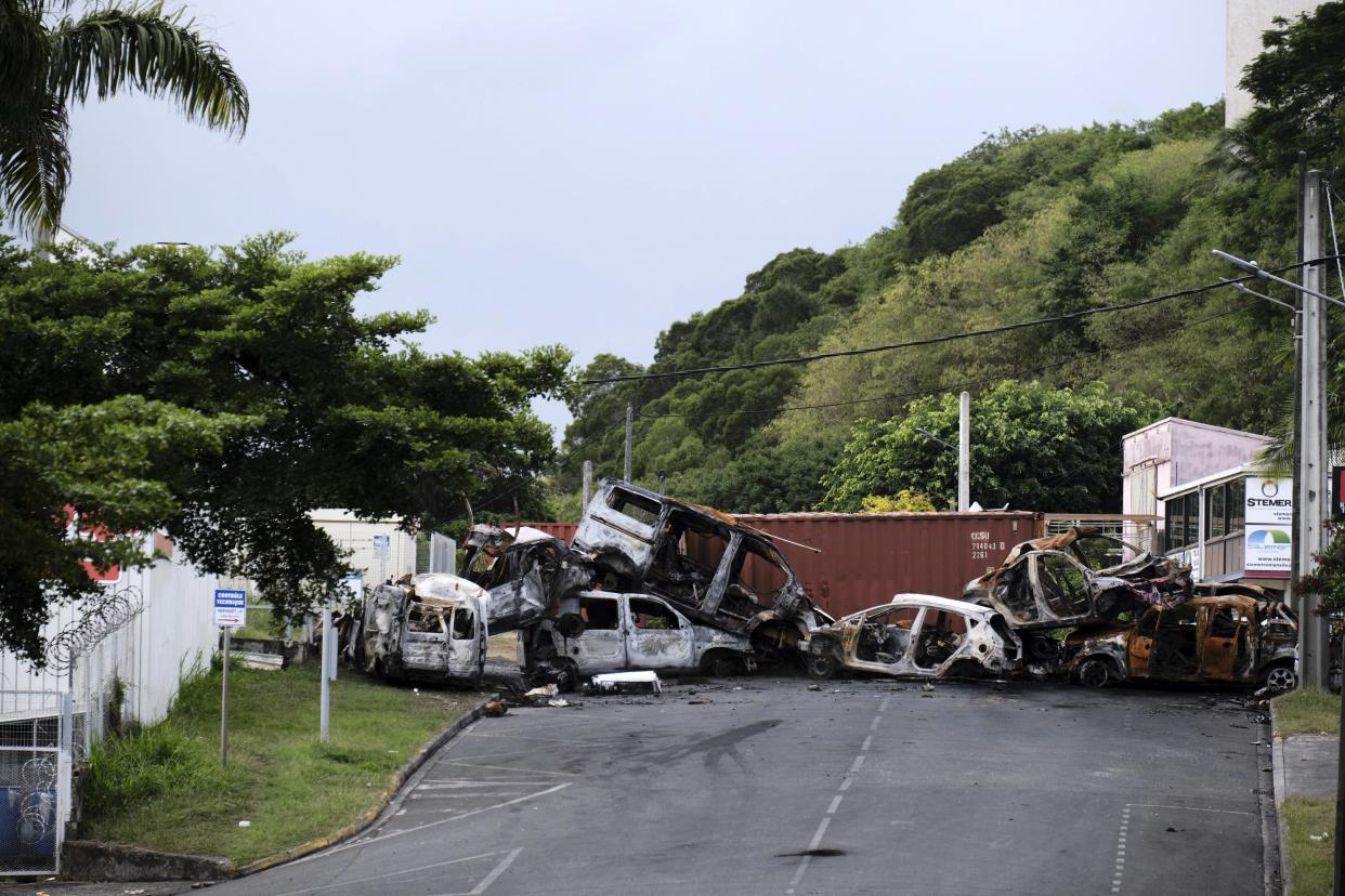 Un barrage routier de fortune à l’entrée de la zone industrielle de Ducos, à Nouméa en Nouvelle-Calédonie, le 29 mai 2024.