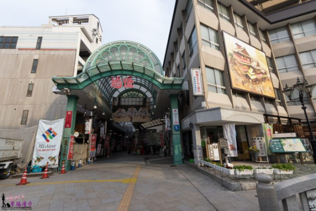 日本道後溫泉車站星巴克 隱身在百年歷史車站建築的連鎖咖啡館 喝杯咖啡欣賞少爺列車 少爺機械鐘