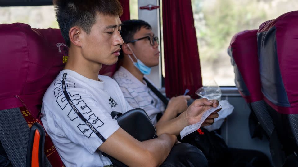 Zheng Shiqing takes a bus from Quito to Tulcan on Ecuador's Colombian border. - Evelio Contreras/CNN