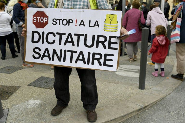 Un manifestant proteste contre la fermeture des bars et restaurants devant l'hôpital de la Timone à Marseille le 25 septembre 2020 - NICOLAS TUCAT © 2019 AFP